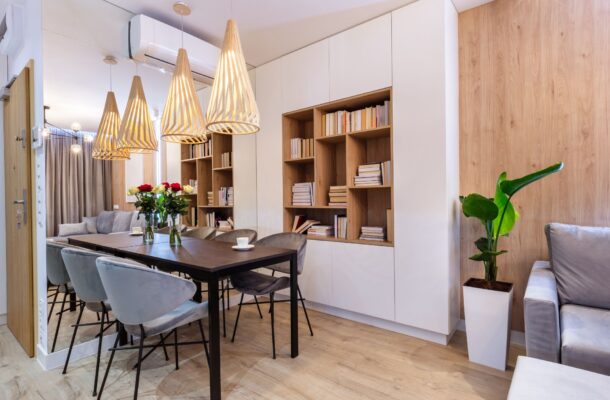 Dekoracja stołu w salonie – 10 inspiracji