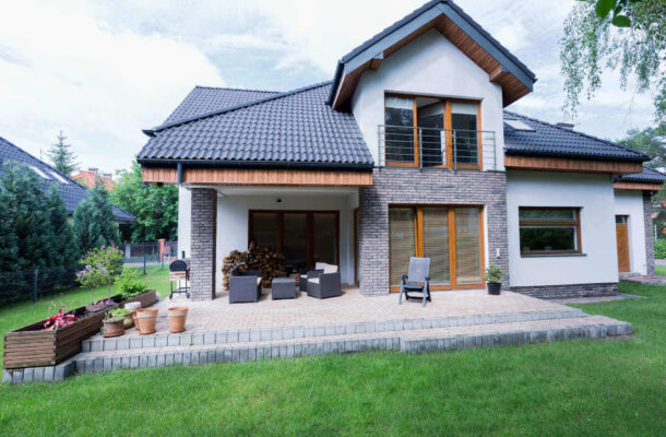 Jak zrobić taras z kostki i palisady?&nbsp;