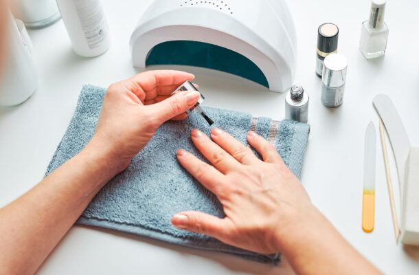 Jak zrobić paznokcie hybrydowe? Poradnik