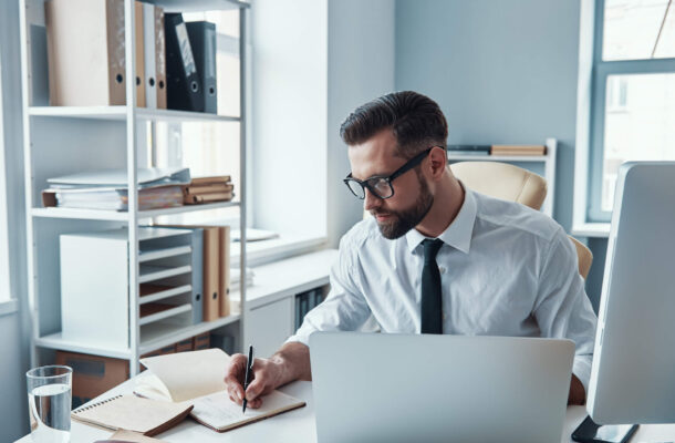 Koszula do pracy – jaką powinien wybrać mężczyzna?