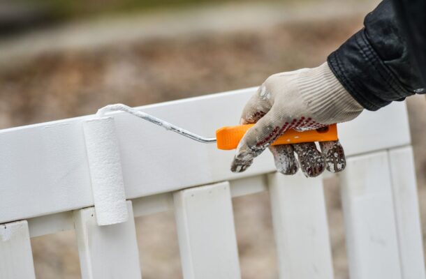 Malowanie mebli z okleiny na biało – praktyczny poradnik