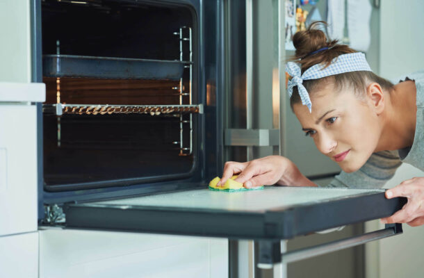 Czym wyczyścić piekarnik? 6 sprawdzonych sposobów