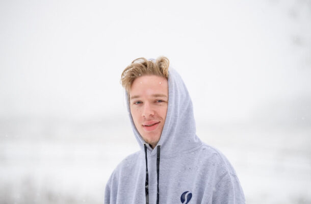 Jaki nadruk na bluzie wybrać? Poznaj bliżej dostępne metody