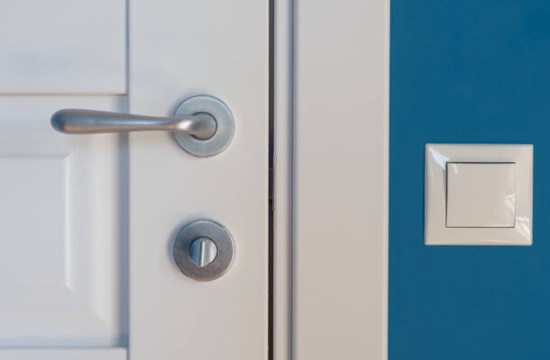 Klamka do białych drzwi – jaką wybrać?