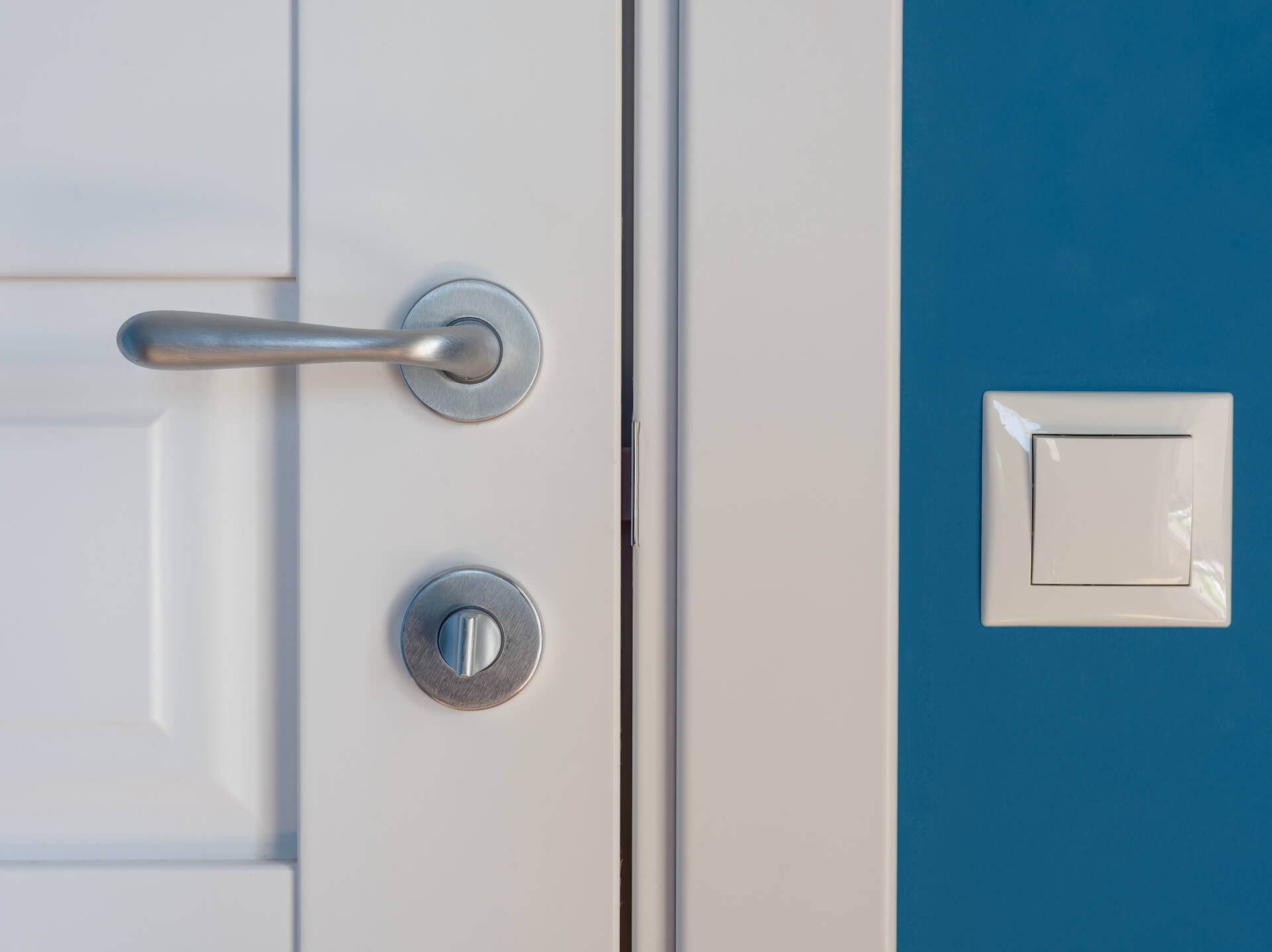 Klamka do białych drzwi – jaką wybrać?