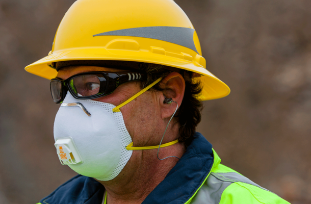 Półmaski ochronne – klucz do bezpieczeństwa w miejscu pracy