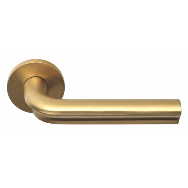 złota klamka do białych drzwi