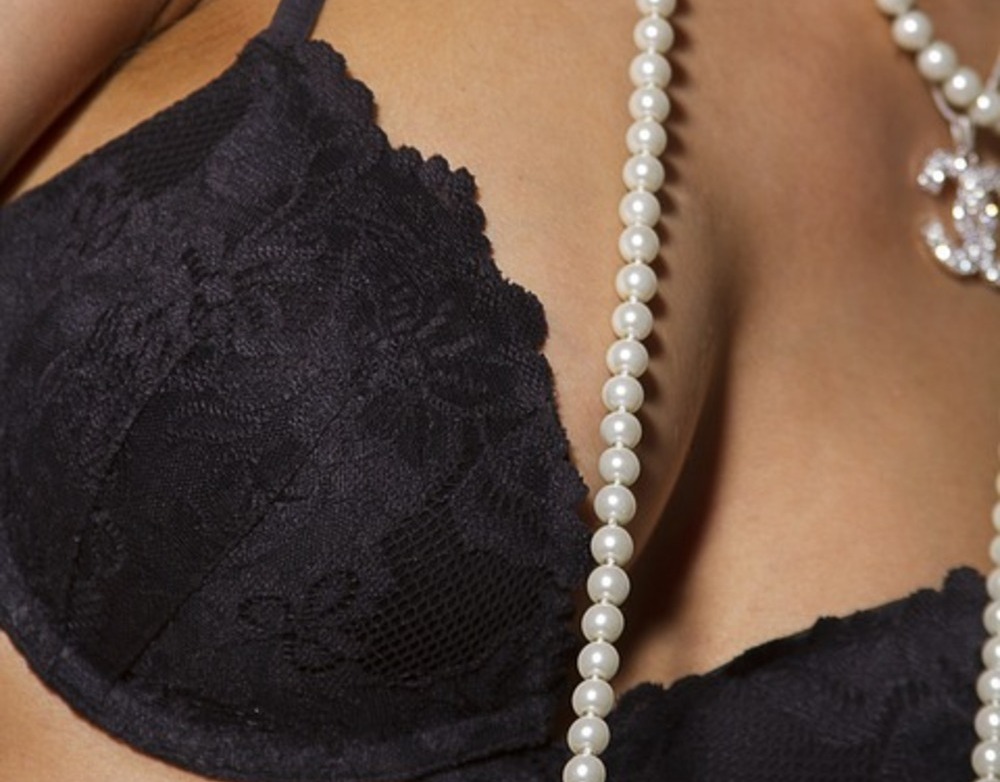 Biustonosze na specjalne okazje: jak dobrać idealny model do eleganckiego stroju?