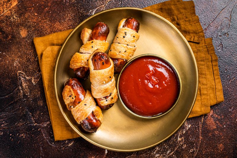 Małe parówki w ciescie francuskim klasyka tego co można zrobić z ciasta francuskiego - parówki zawijane