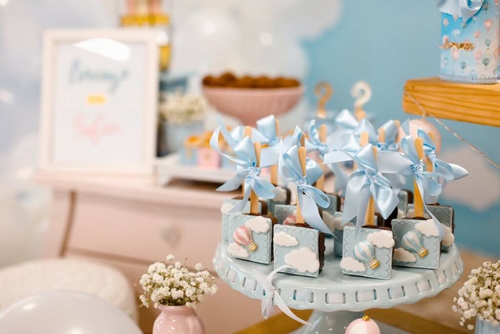 jak zorganizować baby shower? poczęstunek może pełnić funkcję dekoracji