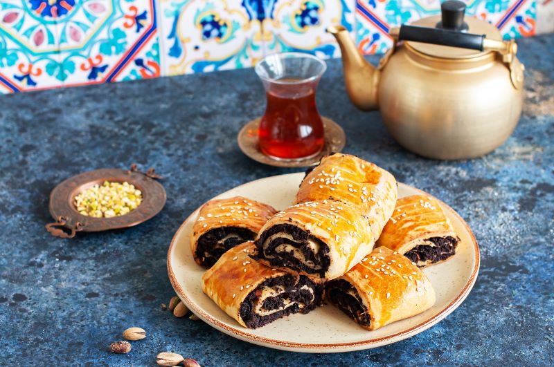 Ciastka makowe z ciasta francuskiego co można zrobić z ciasta francuskiego - ciastka nadziewane masa makową i rodzynkami