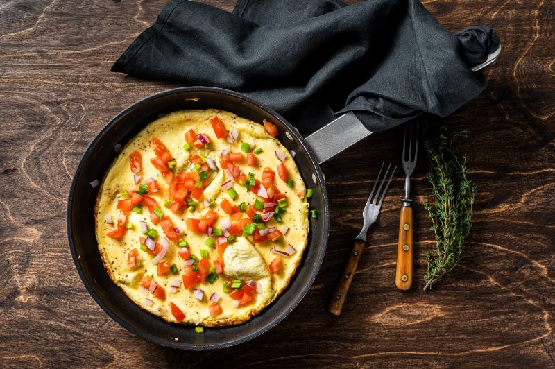 Omlet jako pomysł na to co jeść na śniadanie 