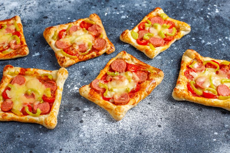 Co zrobić z ciasta francuskiego i kiełbasy - mini pizze ciasto francuskie w domowych pizzerinkach z kiełbasą