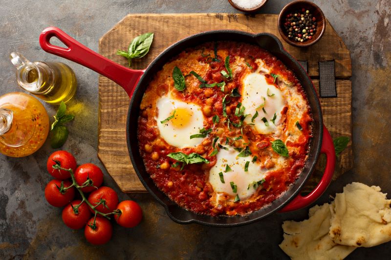 szakszuka śniadaniowa na patelni