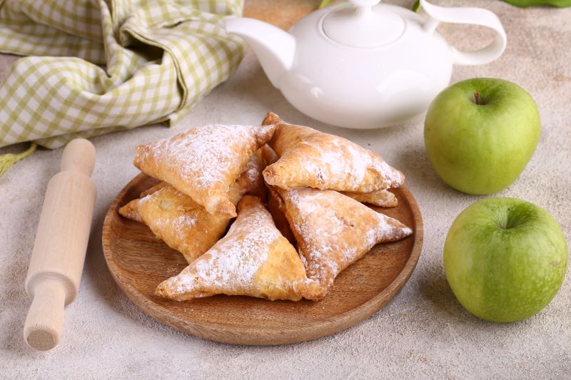 Ciasto francuskie nadziewane jabłkami trójkąty z ciasta i jabłka jako pomysł na to co zrobić z ciasta francuskiego