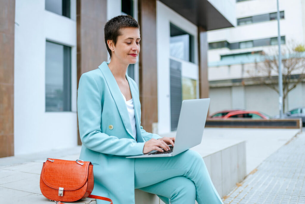 garsonka w oryginalnym, stonowanym kolorze - przykład na idealny strój do pracy w biurze