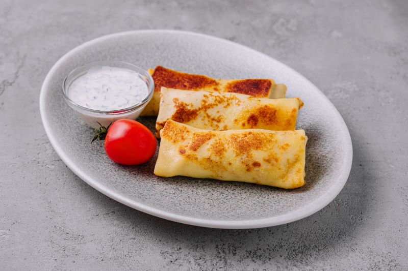 zwinięte wytrawne naleśniki z jogurtowym dipem