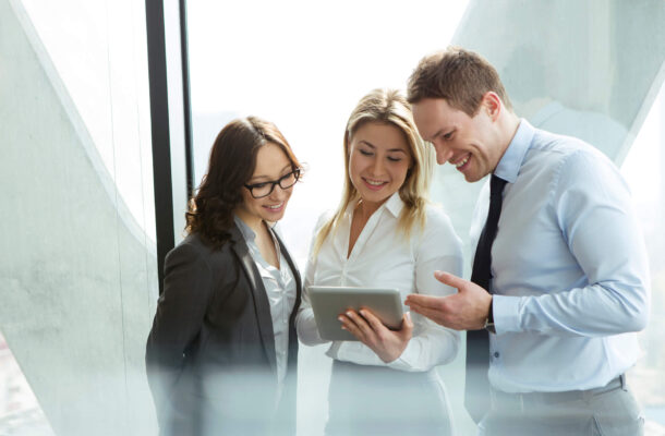 Stylizacje do biura – top 20 pomysłów, jak się ubrać do biura