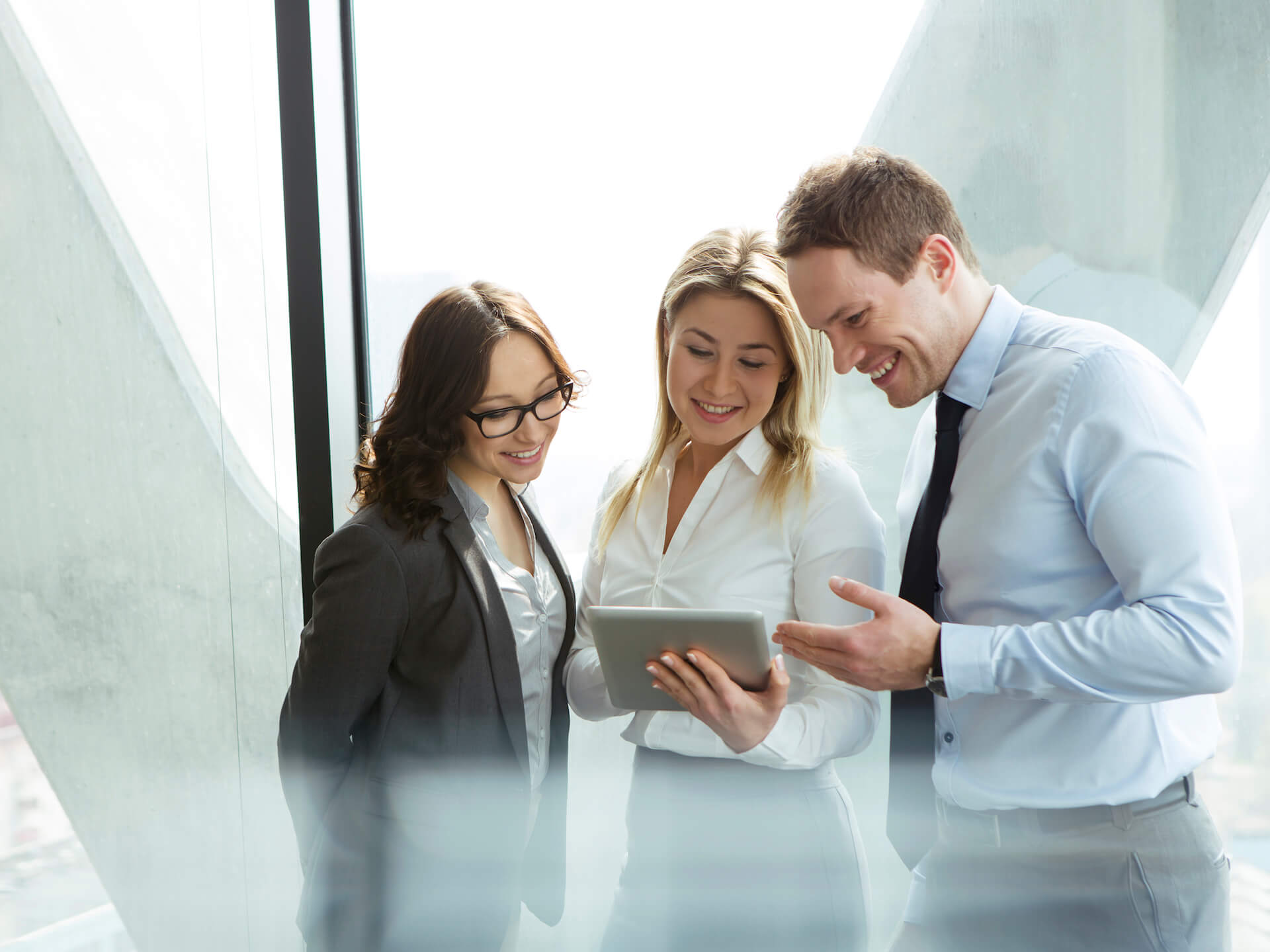 Stylizacje do biura – top 20 pomysłów, jak się ubrać do biura