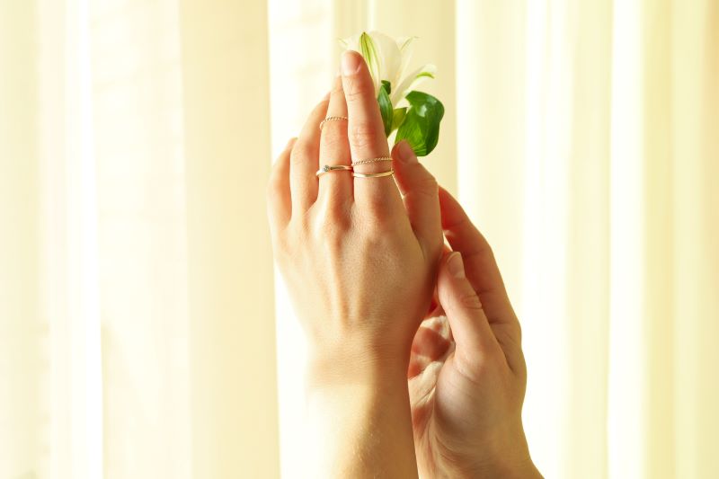 sposób noszenia pierścionków w różnych miejscach palców