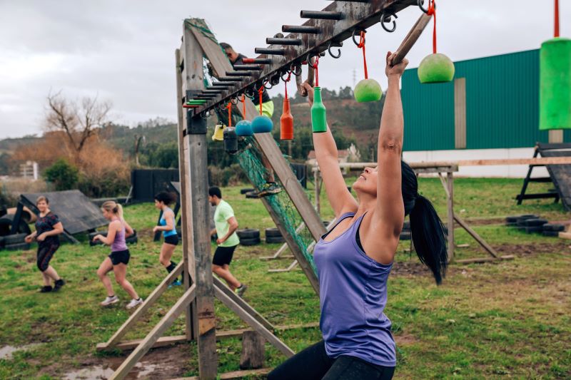 jedna z przeszkód w biegu ocr pokonywana przez wysportowaną kobietę