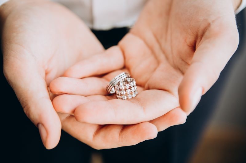 dwa pierścionki o różnej szerokości