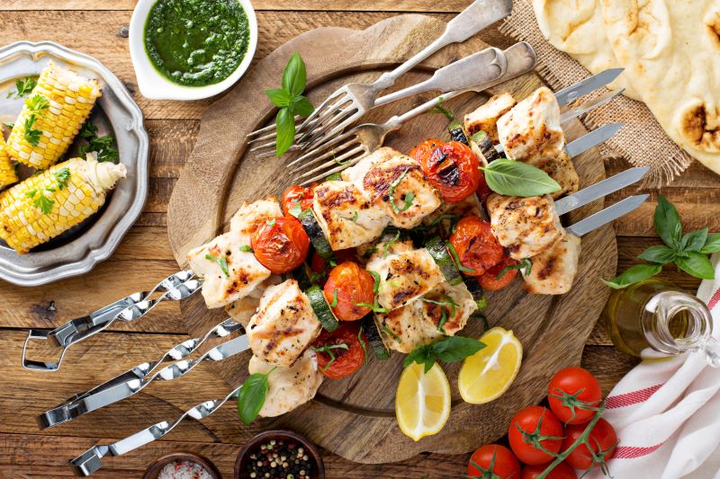Szaszłyki z mięsem pomidorem i cukinią na obiad