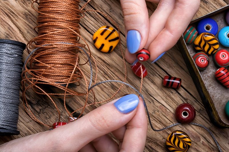 robienie biżuterii z koralików - nawlekanie, widok z bliska