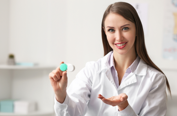 Soczewki jednodniowe kontra miesięczne – które wybrać?