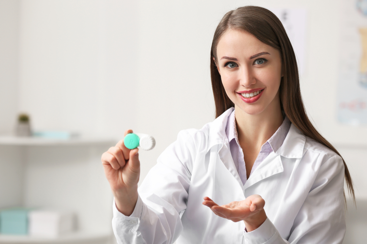 Soczewki jednodniowe kontra miesięczne – które wybrać?