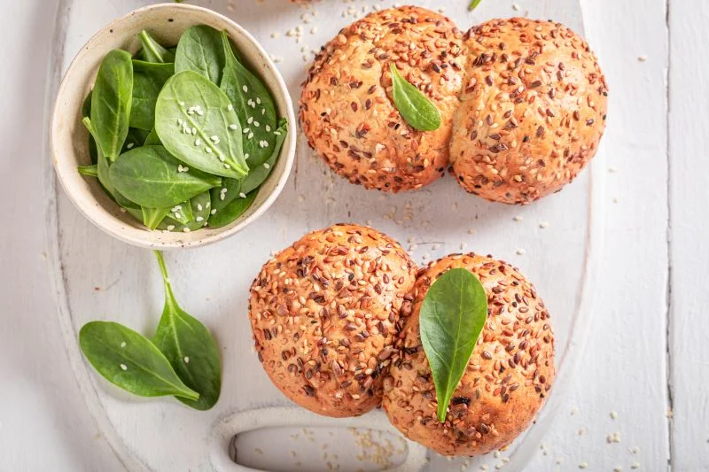 Bułeczki bez drożdży do rwania świeże bułki bez drożdży posypane ziarnami