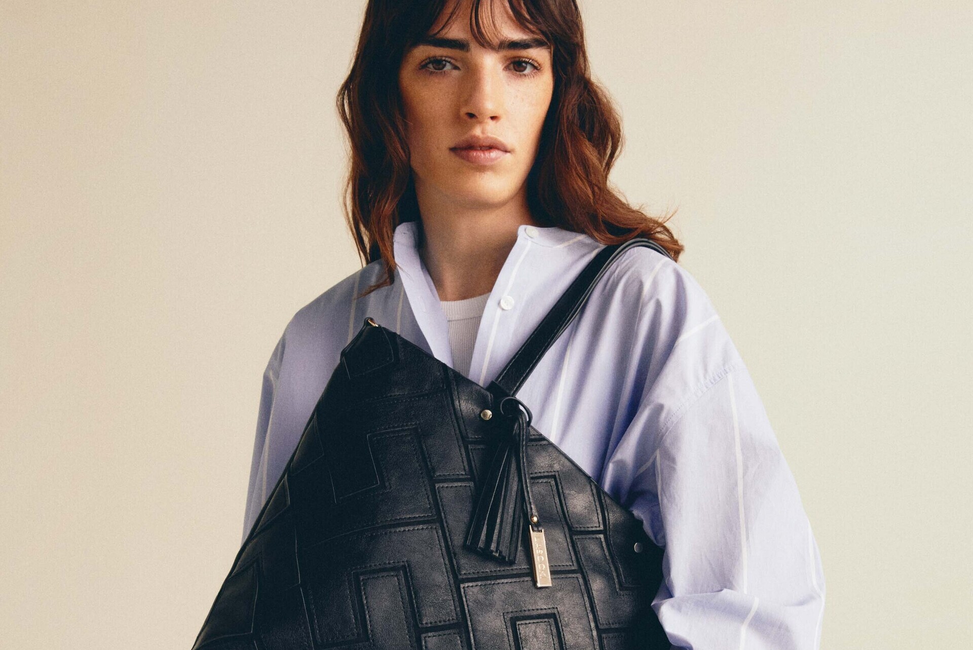 Czarne torebki, które pasują do każdej codziennej stylizacji – 3 najlepsze modele