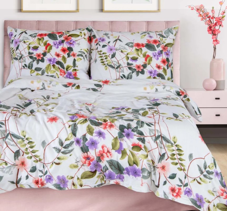 Przykładowa pościel na lato z kwiatowym wzorem pościel letnia w kwiaty, wykonana z satyny
