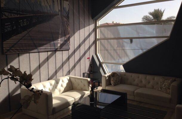 Kolor czarny w mieszkaniu — jak dodać wnętrzom charakteru i go nie przytłoczyć?