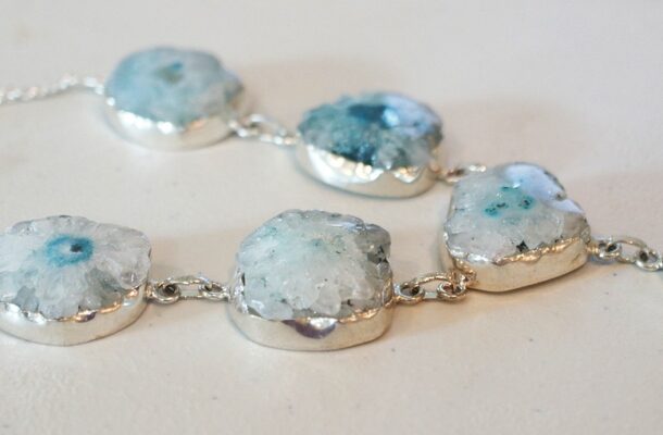 Naszyjniki z kamieniami – czym się kierować podczas ich wyboru?