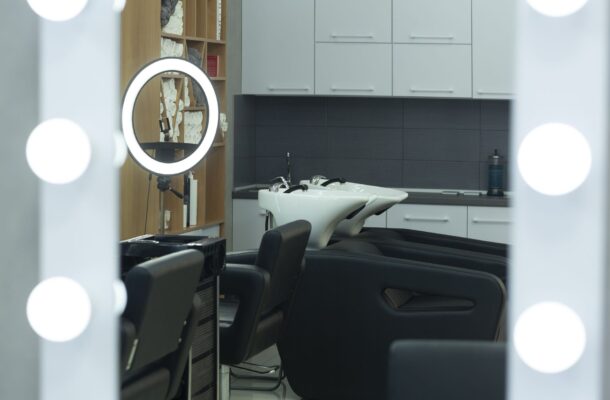 Wyposażenie salonu fryzjerskiego – lista najpotrzebniejszych rzeczy