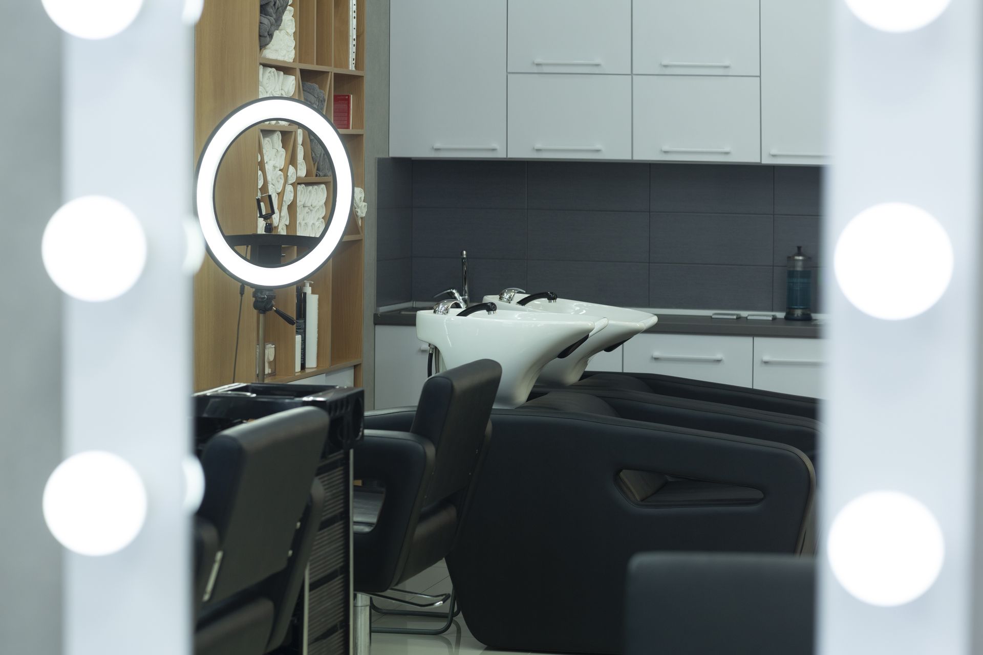 Wyposażenie salonu fryzjerskiego – lista najpotrzebniejszych rzeczy