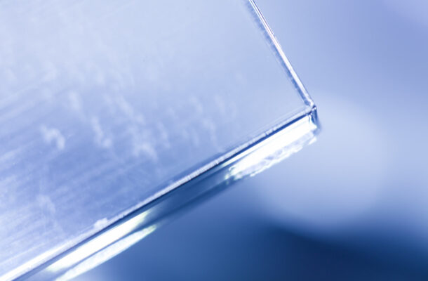 Plexi czy poliwęglan lity – porównanie najważniejszych właściwości tych dwóch tworzyw sztucznych