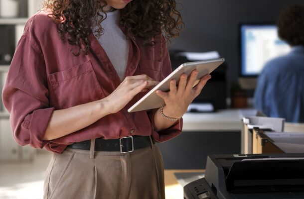 Przewodnik po drukarniach online — co warto wiedzieć przed złożeniem zamówienia