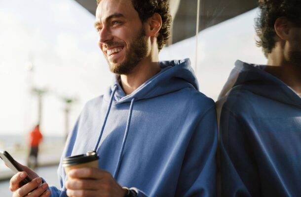 Jak nosić bluzy męskie z kapturem jesienią?