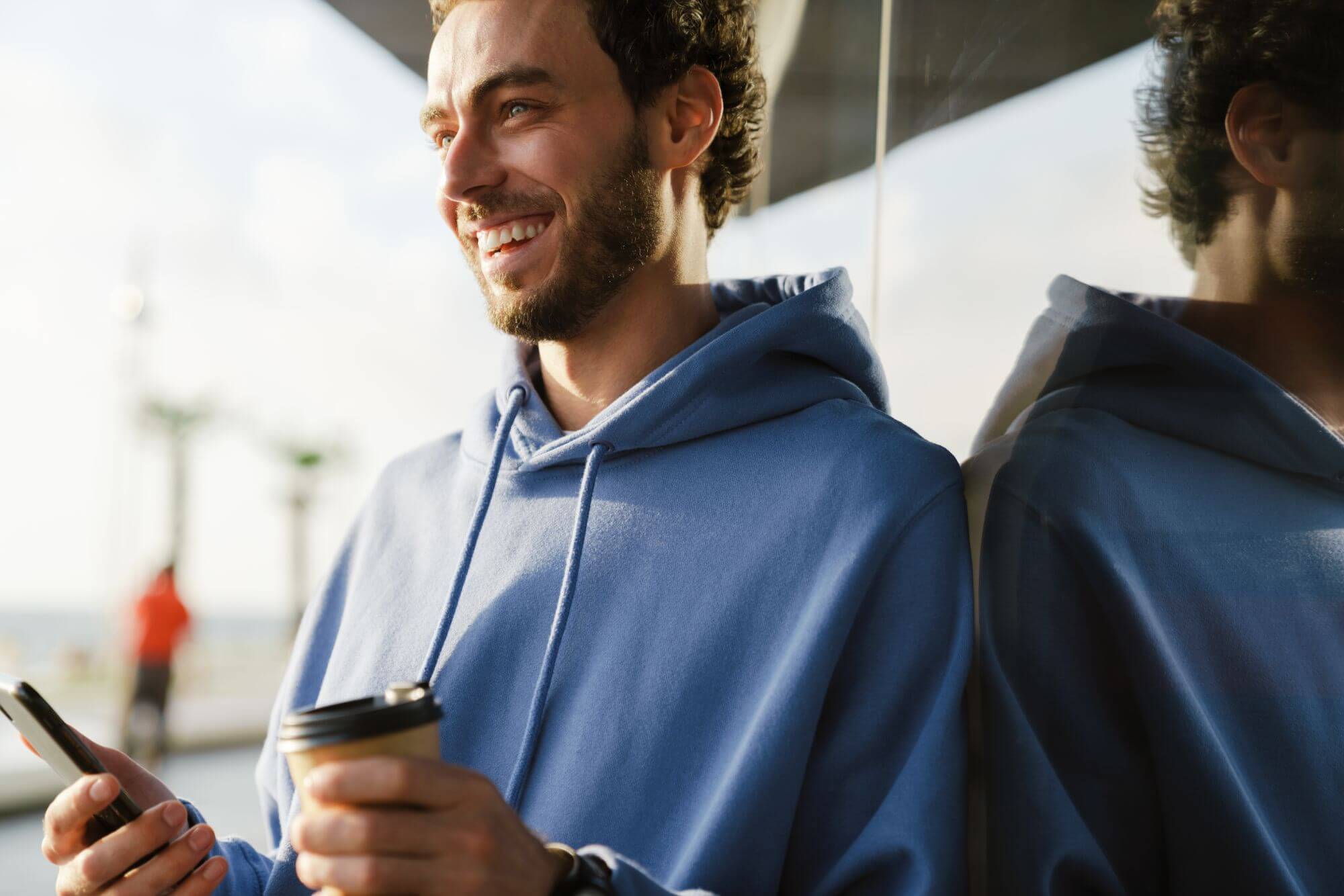 Jak nosić bluzy męskie z kapturem jesienią?