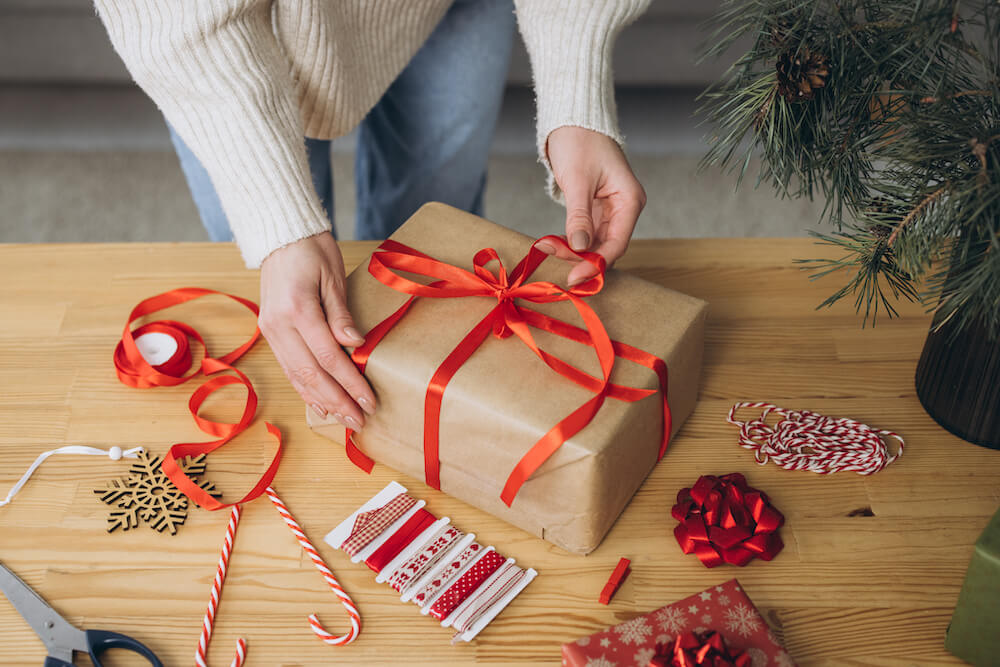 Prezent z czerwoną wstążką Prezent z czerwonymi świątecznymi dodatkami