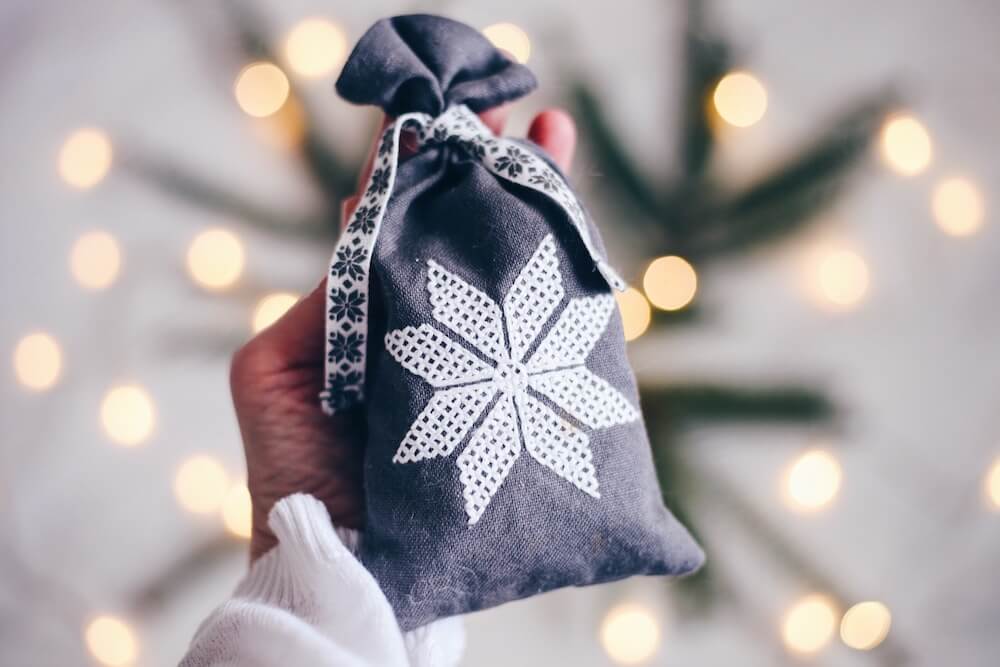 Materiałowy woreczek na prezent Materiałowy woreczek na prezent z ozdobną wstążką