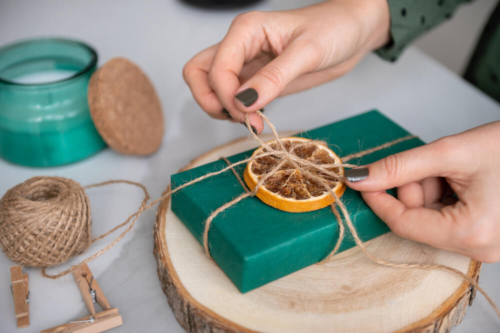 Plastry pomarańczy jako ozdoba na prezent Pakowanie prezentu świątecznego z wykorzystaniem plastrów pomarańczy