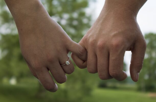 Pierścionek zaręczynowy – symbol miłości i zaangażowania