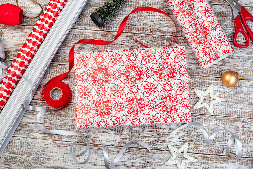 Prezent w czerwonym papierze Prezent zapakowany w czerwony ozdobny papier