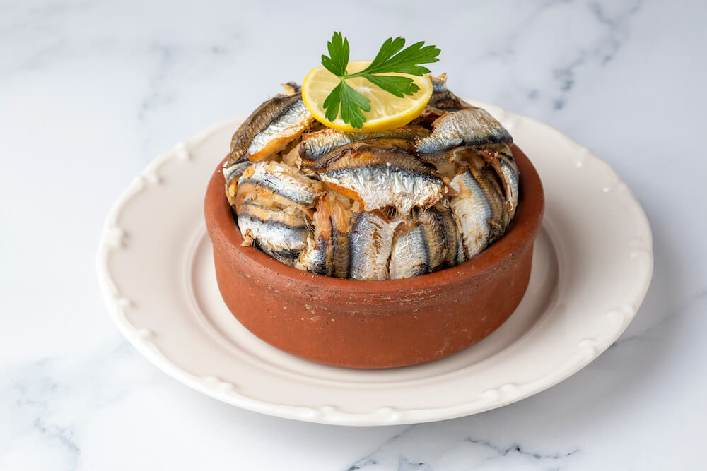 anchois podane w miseczce danie z anchois w misce dekoracyjnej