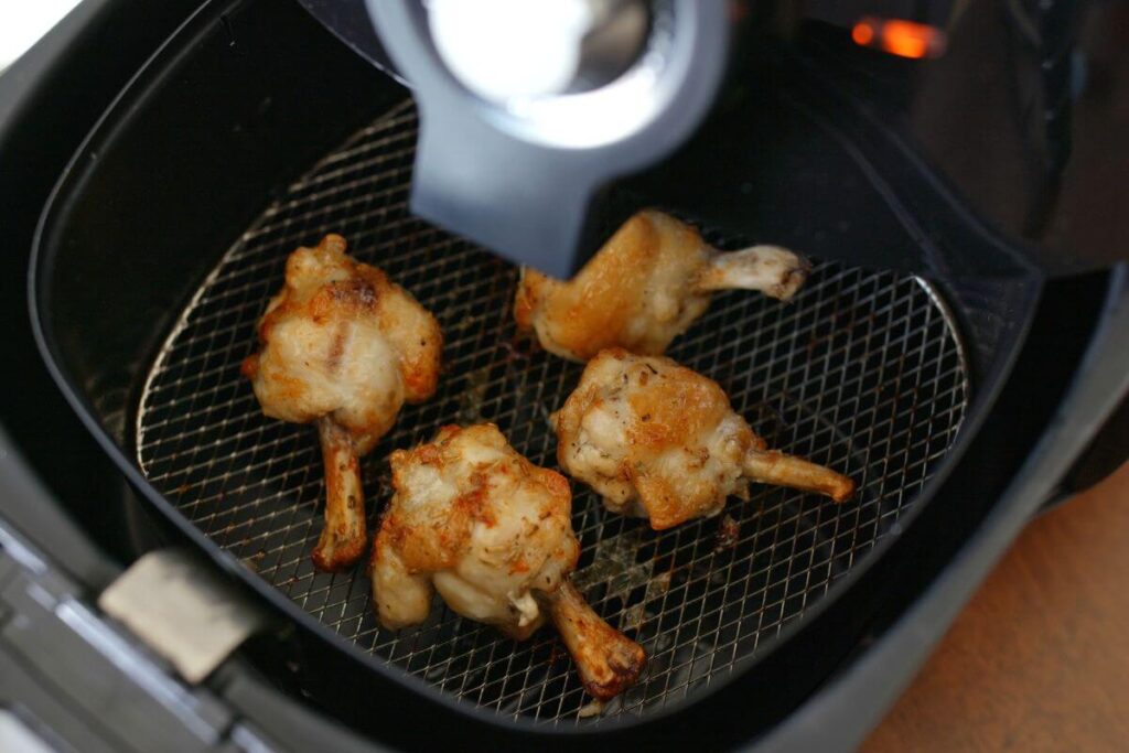 Frytkownica beztłuszczowa - kosz z kratką dbający o odpowiedni przepływ powietrza