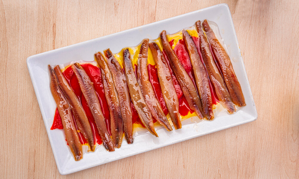 sardele w oliwie na białym talerzu świeże sardele w oliwie na talerzu