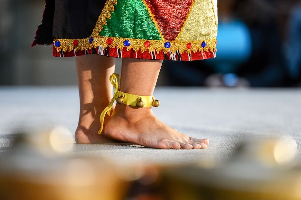 Żółta bransoletka z dzwoneczkami na nogę